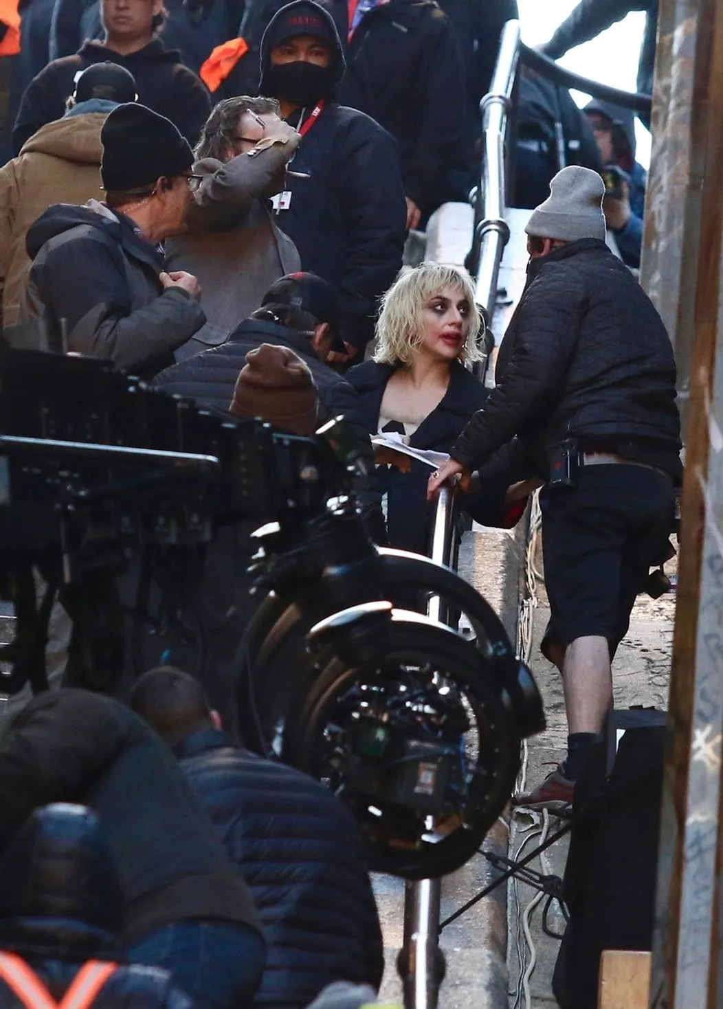Lady Gaga sa zhovára s členom štábu, ktorý o malý moment zakopne