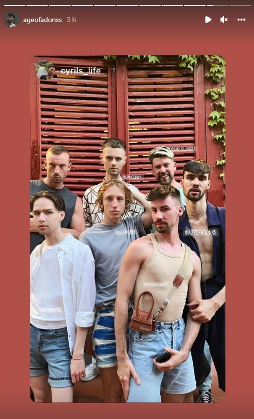 Adam si vyrazil s kamarátmi k moru 