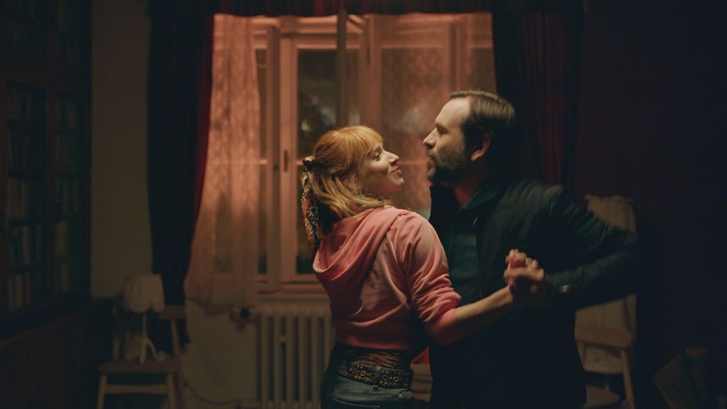 Adam (Kamil Mikulčík) sa postaral o to, aby mala Nikol (Táňa Pauhofová) prvú spomienku na nové bývanie peknú.