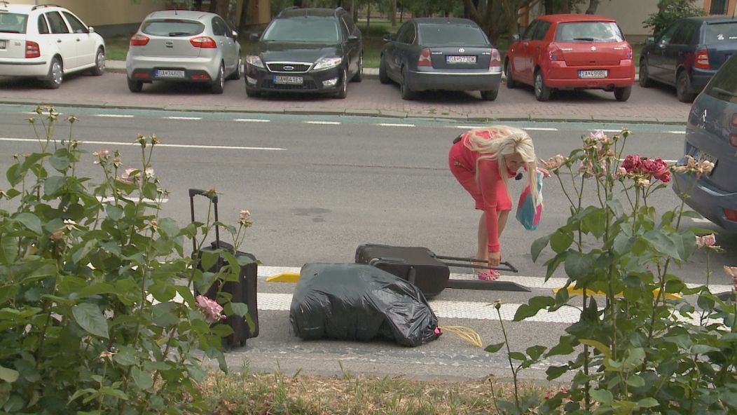 Babula mala problém odniesť všetku svoju batožinu.