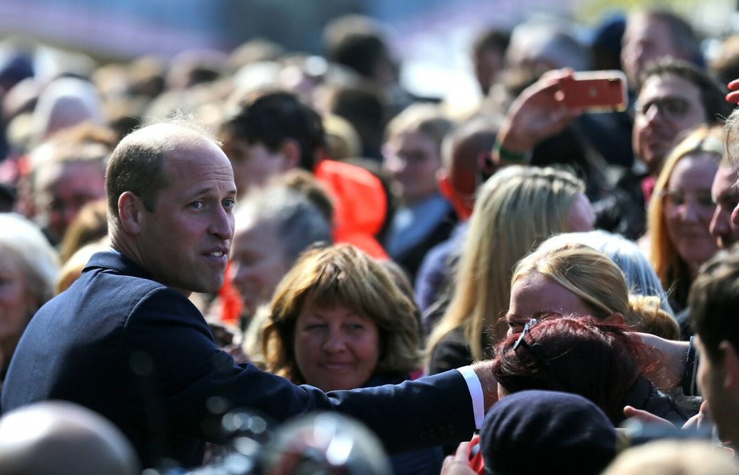 Kráľ a princ prekvapili dav ľudí.