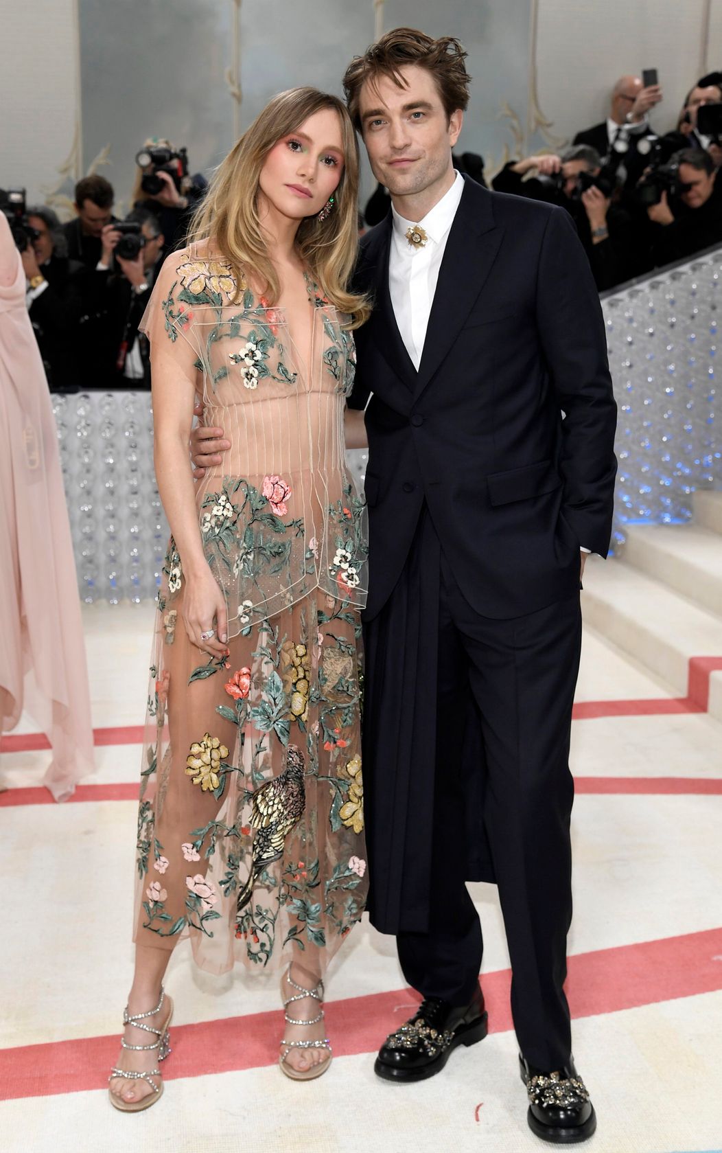 Suki Waterhouse a Robert Pattinson na Met Gala 2023