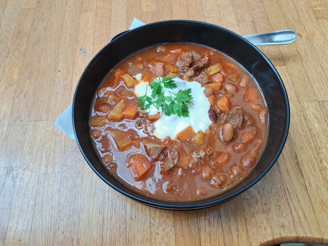 S Radkom Urbanyakom na obede v poľovníckej reštaurácii Silvanus