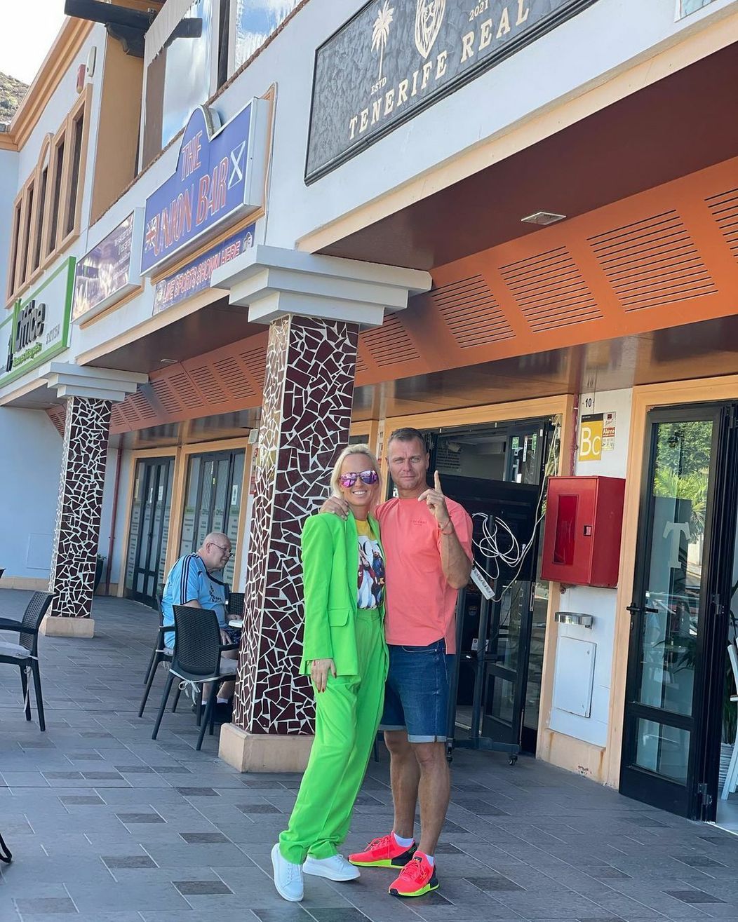 Zuzana Belohorcová a Vlasta Hájek pred ich realitnou kanceláriou na Tenerife.