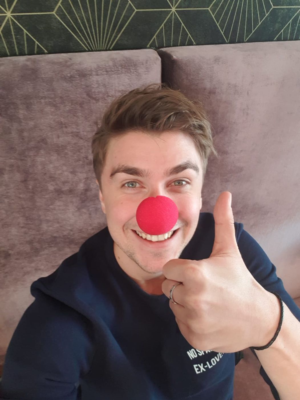 Dárius Koči s červeným nosom.