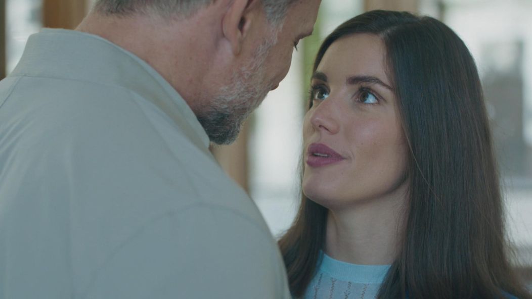 Júlia (Sarah Arató) sa z Andrejovej (Ján Koleník) bezprostrednosti tešila iba chvíľu.