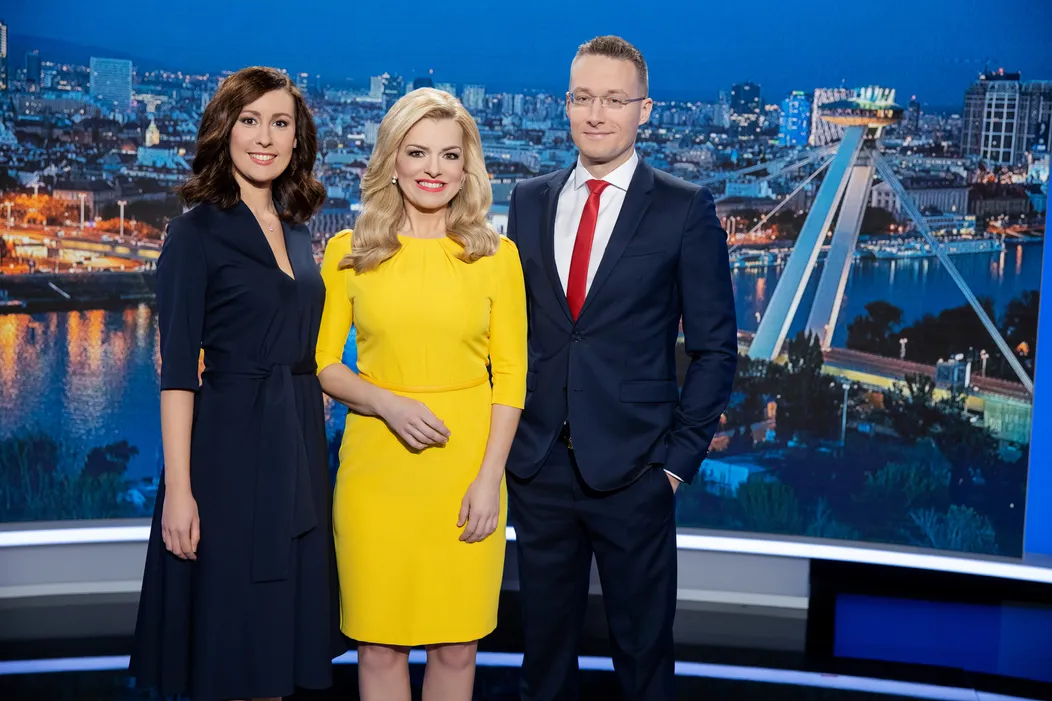 Právni zástupcovia TV Markíza zľava Daniel Lipšic, Tomáš Kamenec a Lucia Tandlich pred pojednávaním v kauze zmeniek.