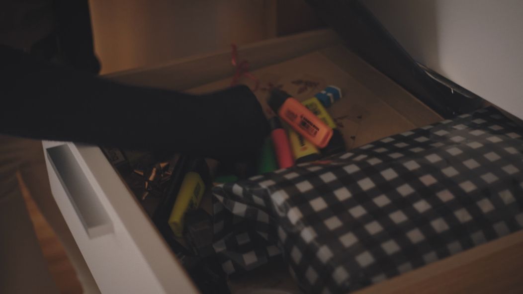 Laura príde do Andrejovho domu bez pozvania.