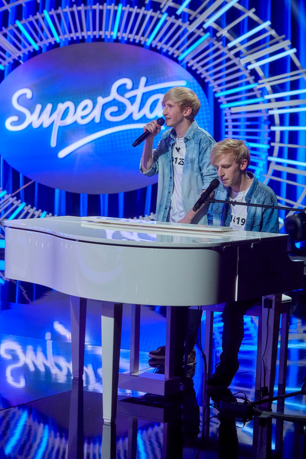 Dvojičky v Monikinom objatí