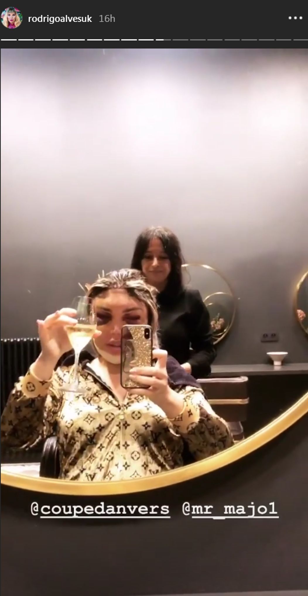 Zľava Ashley Young a Romelu Lukaku z Interu Miláno oslavujú gól na pôde Lazia Rím.