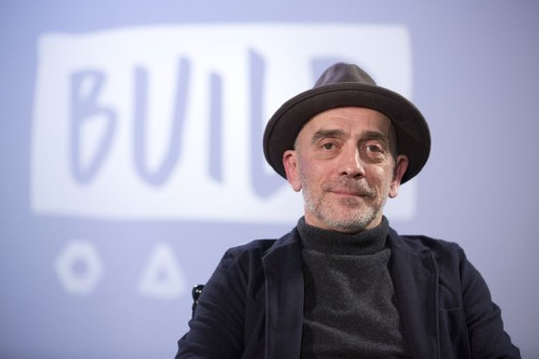 Vo veku 60 rokov zomrel britský herec Adrian Schiller