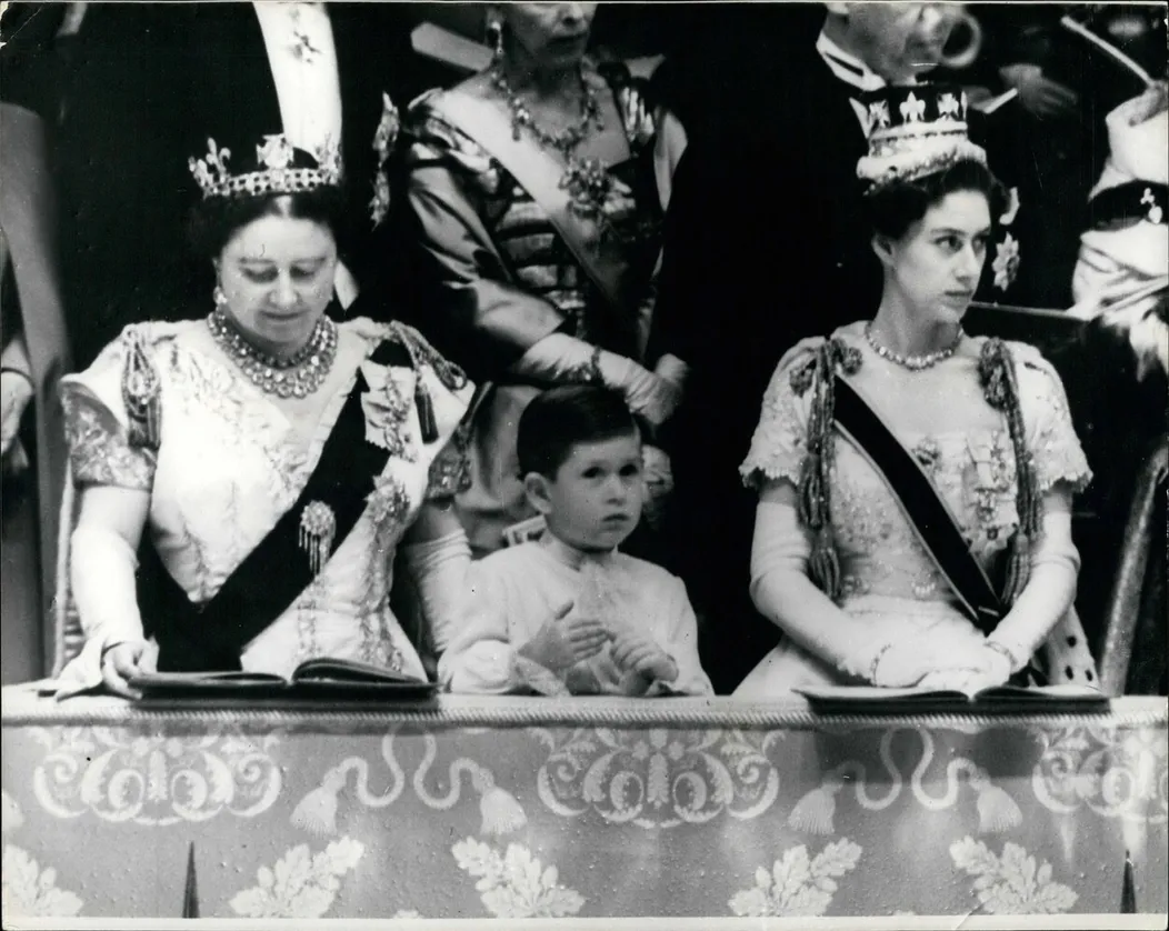 Princ Charles sleduje korunováciu kráľovnej Alžbety