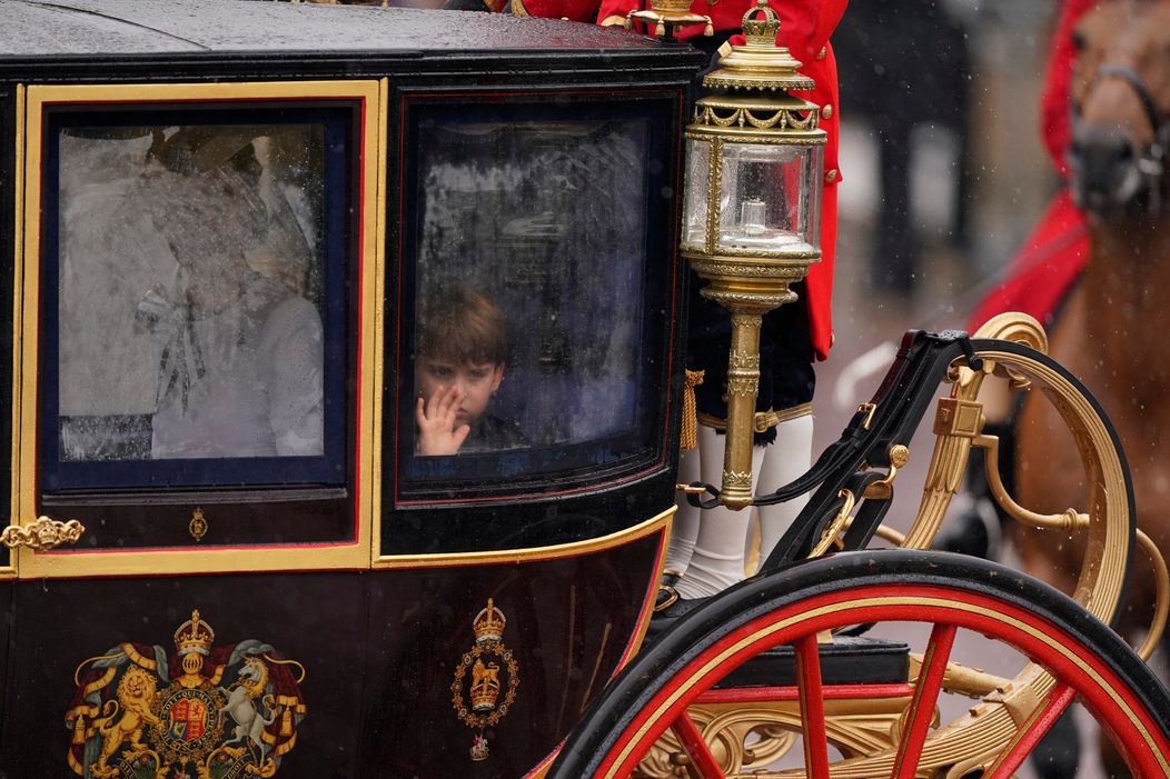 Princ Louis si užil oslavy kráľa Karola III.