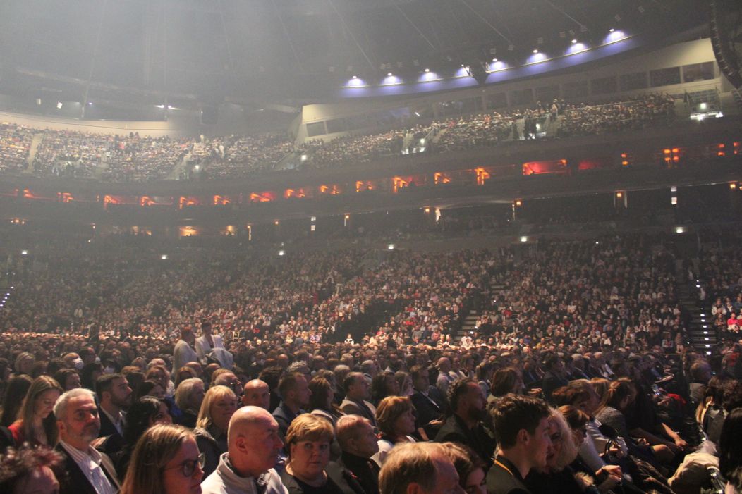 Andrea Bocelli vo vypredanej O2 arene v Prahe