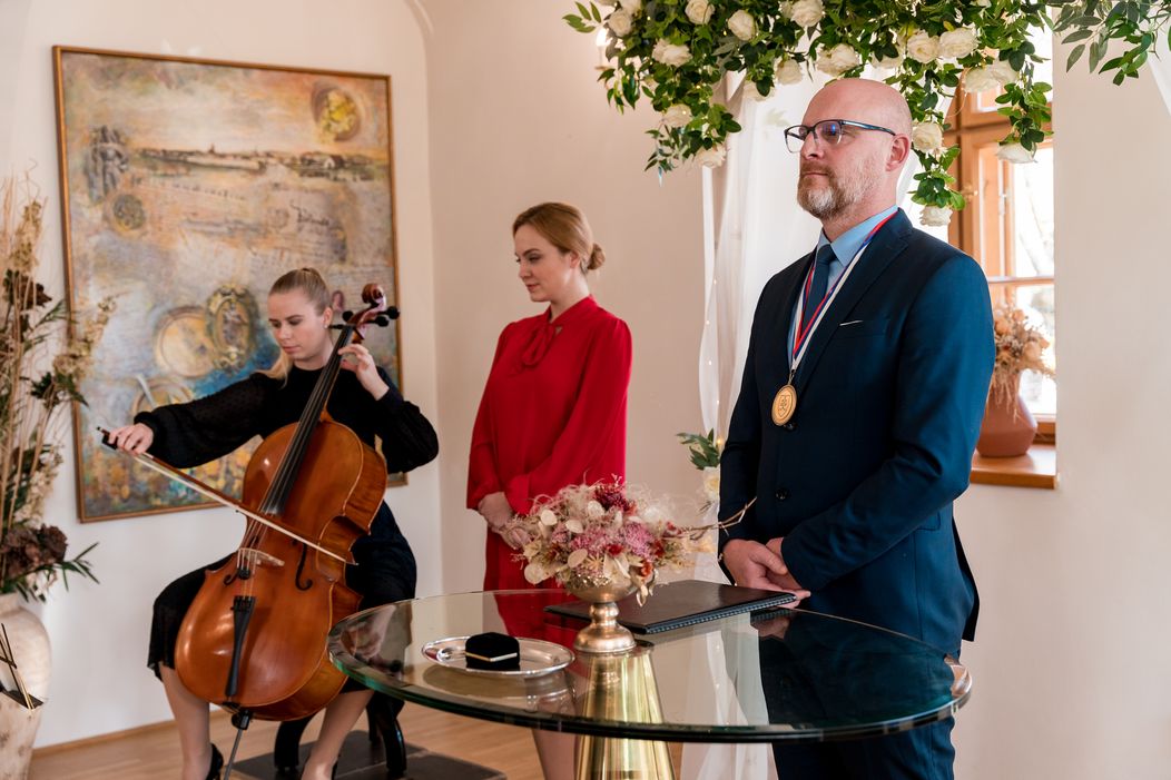 Lenka ušla sperd oltára