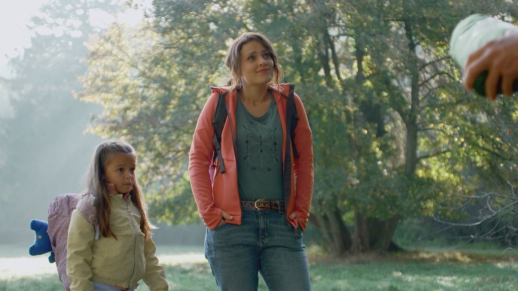 Hanka, Naďa a Martin išli stanovať do lesa.