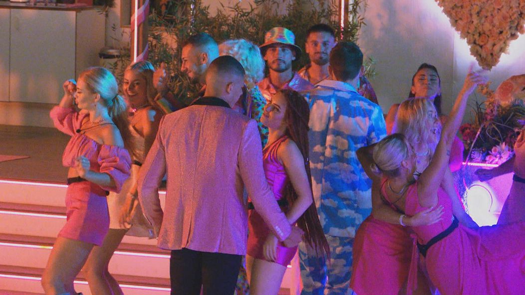 Rachel a Claude sa neudržali.