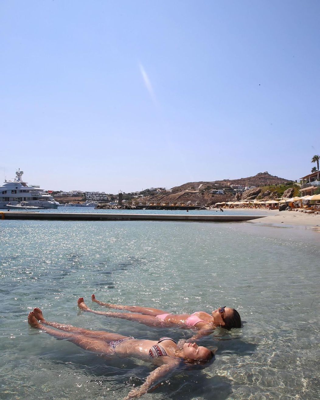 Jesicca Alba s rodinou oddychovala na Mykonose a zverejnila niekoľko snímok v bikinách.