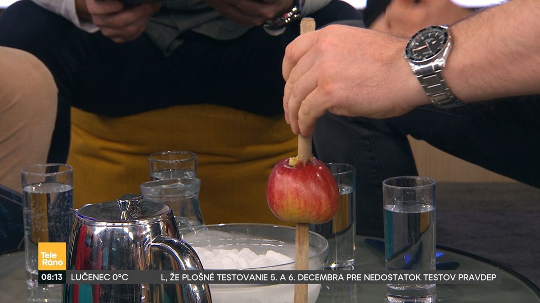 Samo Trnka alias vedátor Karol robil pokus s jablkom, varechou a kladivom.