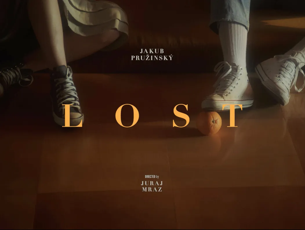 Jakub Pružinský vo videoklipe k prvému singlu Lost.