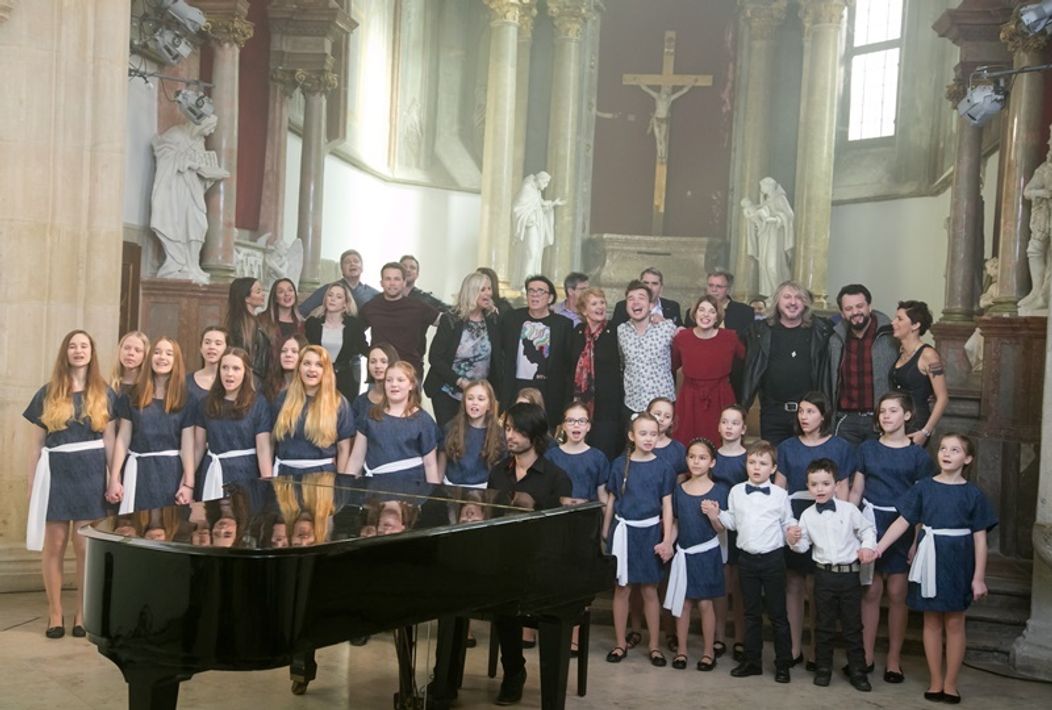 Dvadsať popredných umelcov si zaspievalo známu charitatívnu pesničku