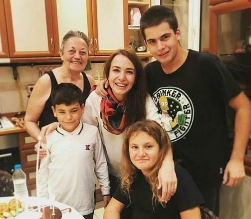 Deniz Uğur s deťmi a mamou