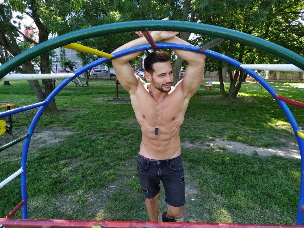 Ako influencer sa často objavuje na rôznych spoločenských akciách