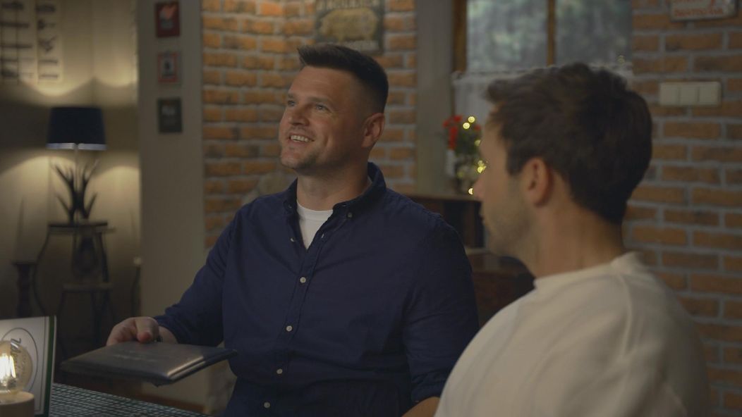 Moderátor Vlado Varecha v seriáli Mama na prenájom