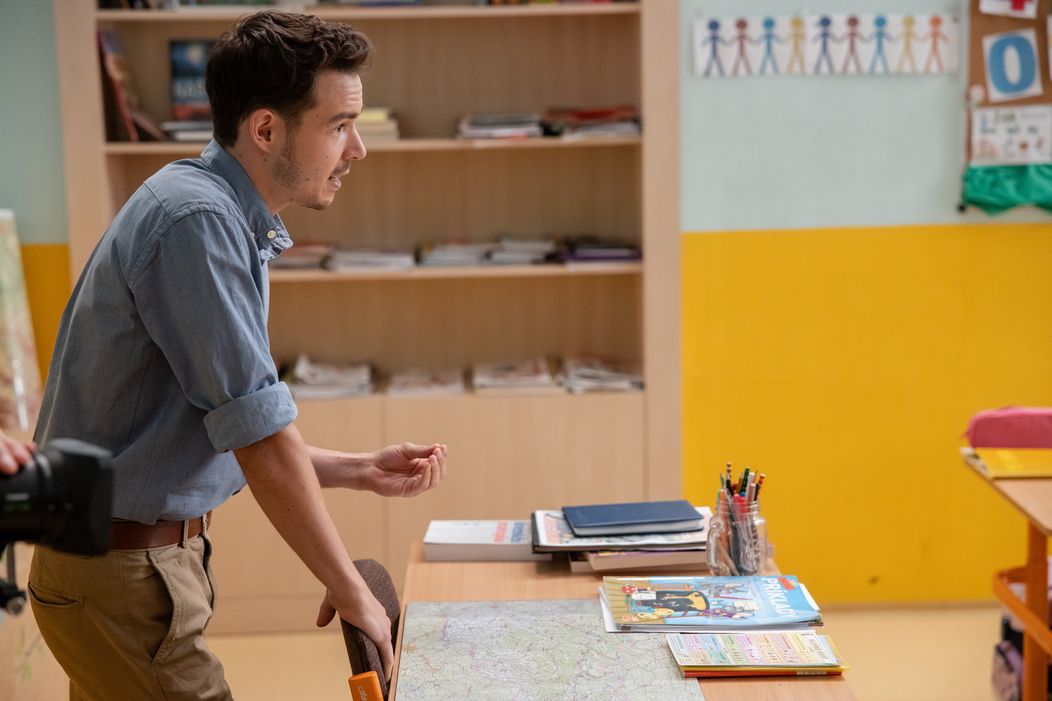 Dávid Hartl ako učiteľ Edo v Oteckoch.