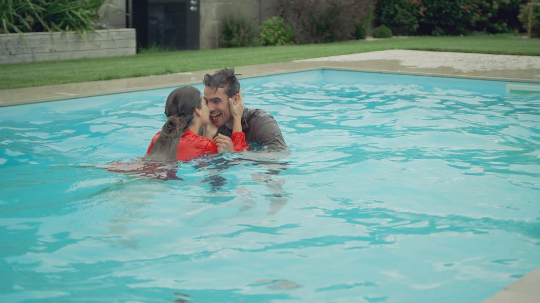 Naďa a Martin v bazéne