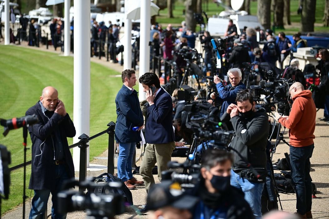 Británia plače za princom Philipom. Pred palácom sa zbierajú davy ľudí
