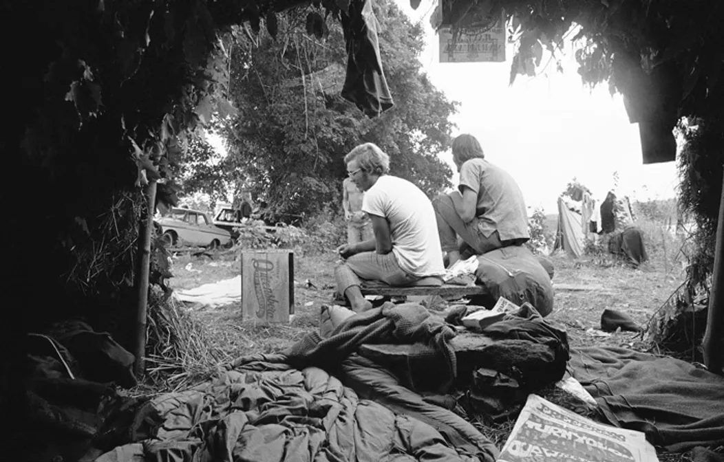 Na snímke zo 16. augusta 1969 stovky účastníkov vtytvára zápchy na ceste počas odchodu z Woodstocku.