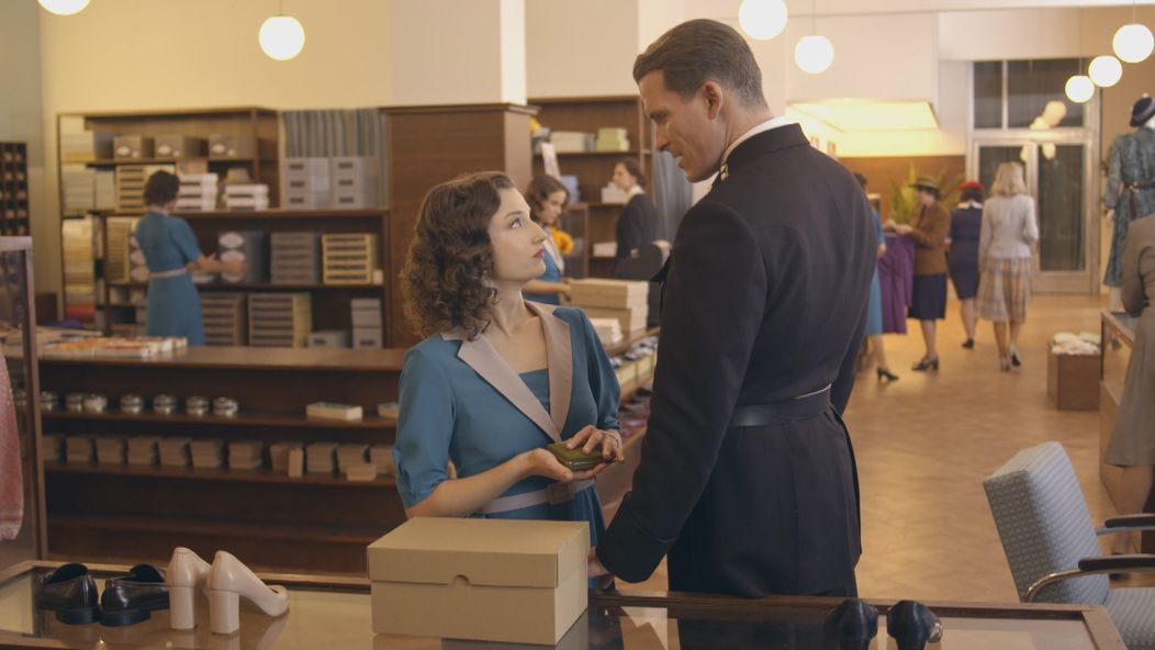 Klaus prinesie Eve darček ako odškodnenie, že si ju nevšímal v kabarete.