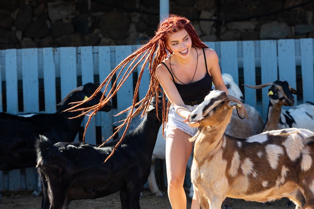 Rachel a Claude si z vily vyšli na rande.