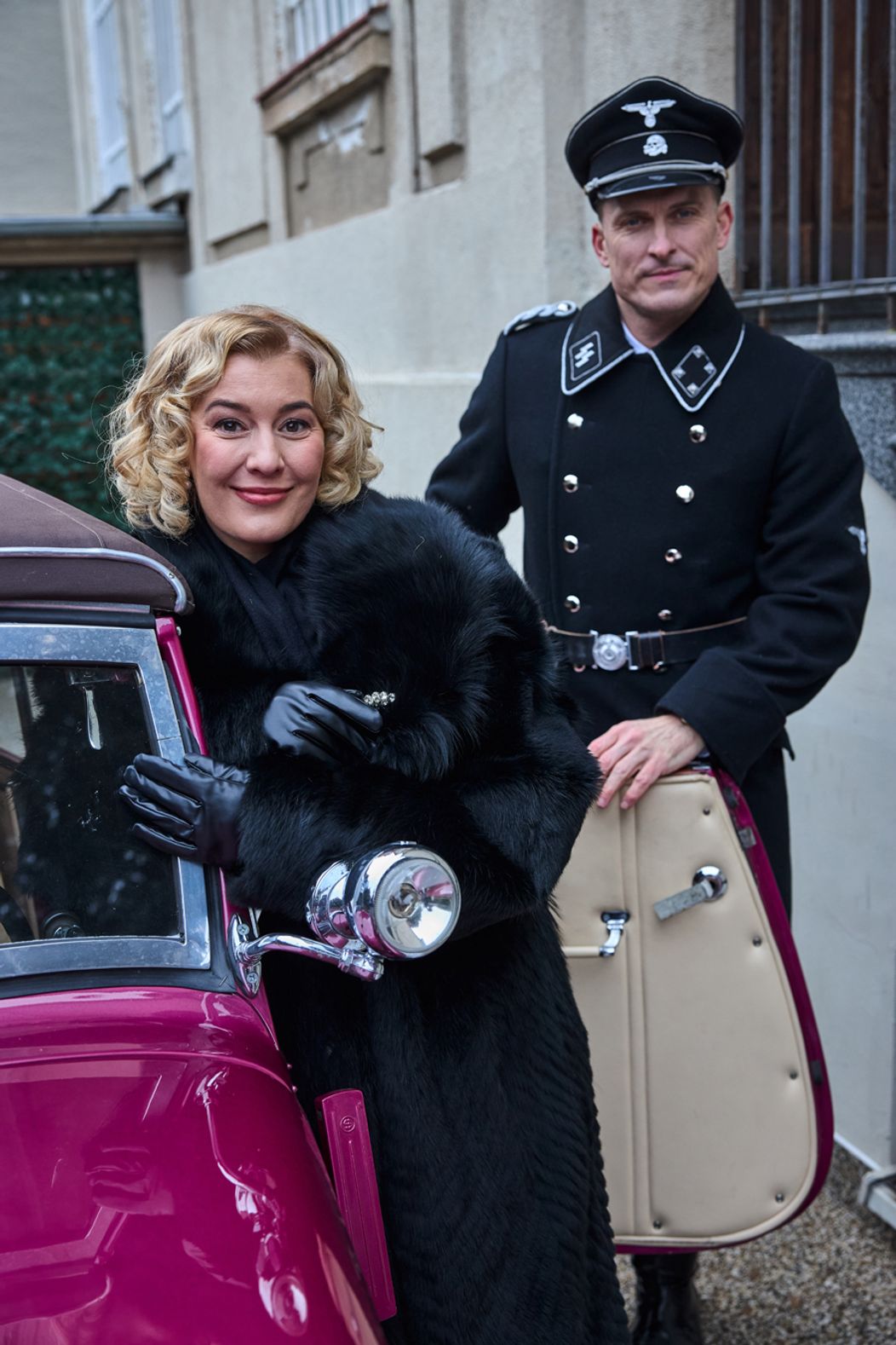 Helga dostala od Waltera ružový Mercedes.