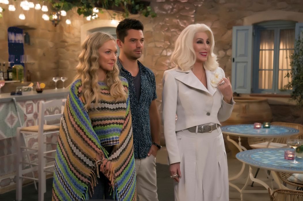Zľava Amanda Seyfried, Dominic Cooper a Cher vo filme Mamma Mia! Here We Go Again