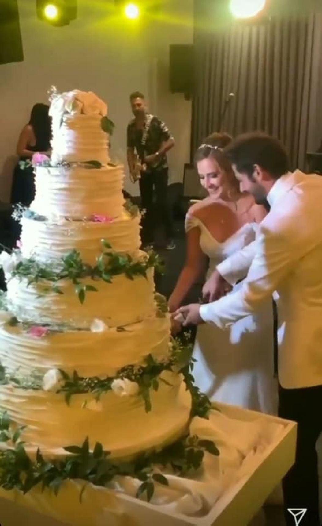 Ahmet Tansu Taşanlar a Oya Unustası - krájanie torty