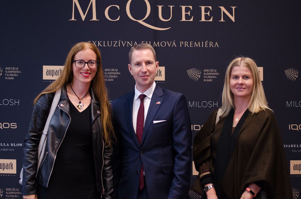 Premiéra dokumentu McQueen - Britský veľvyslanec Andrew Garth s doprovodom