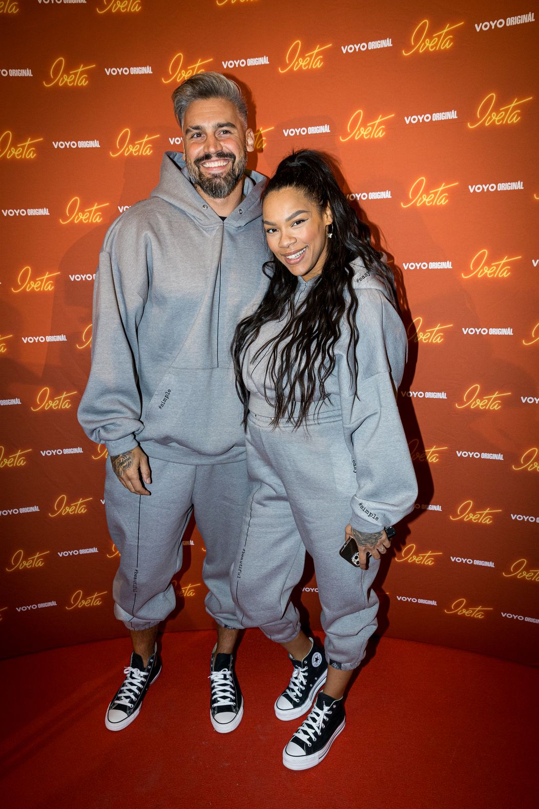 Josef Kůrka a Angie Mangombe na premiére Ivety