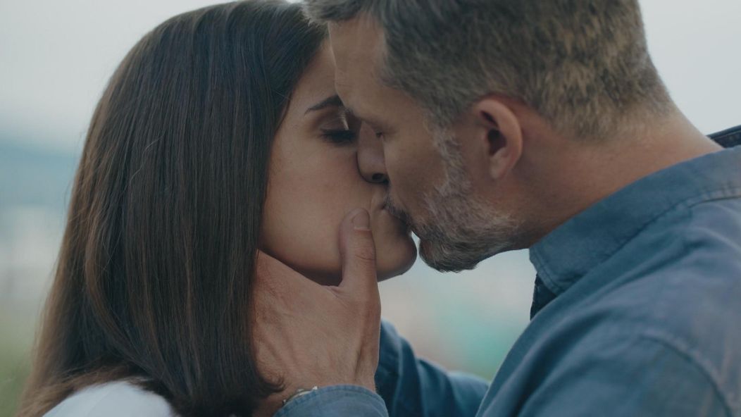 Andrej (Ján Koleník) po nádhernom vyznaní pobozkal Júliu (Sarah Arató).