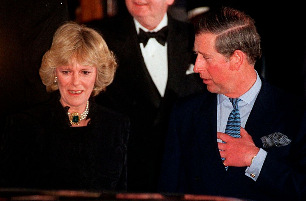 Camilla Parker Bowles a princ Charles opúšťajú hotel Ritz v Londýne prvýkrát ako pár (28. január 1999)