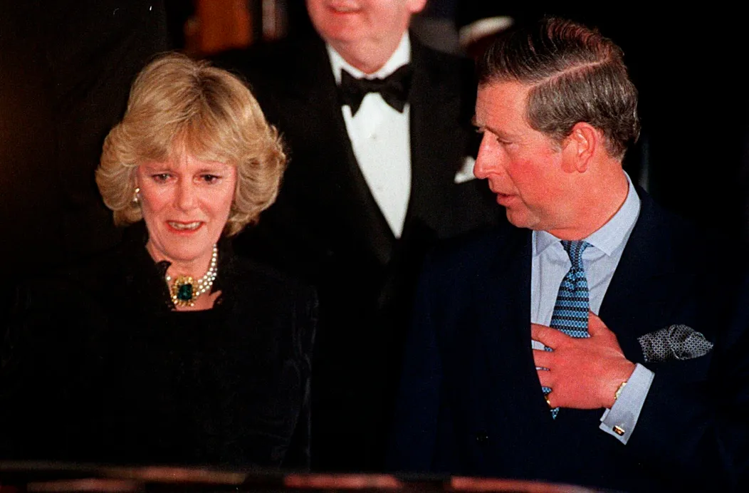 Camilla Parker Bowles a princ Charles opúšťajú hotel Ritz v Londýne prvýkrát ako pár (28. január 1999)