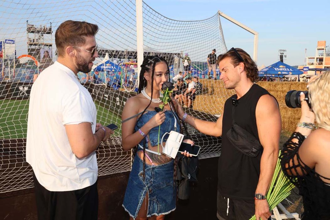 Radko na festivale Grape rozdával ruže a vymenil si bozky s Marcelou