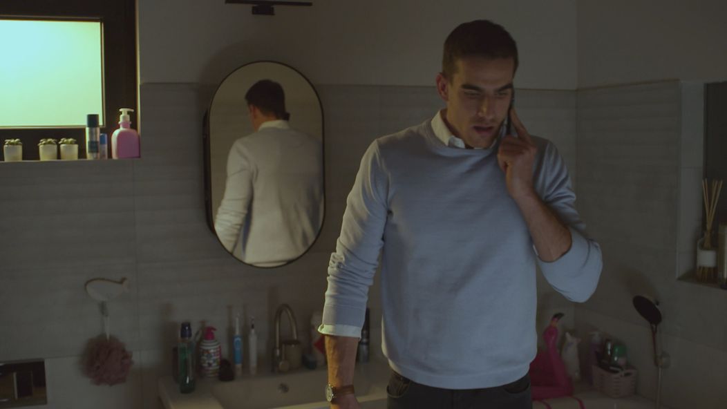 Martin (Adam Baryd) telefonuje s Luciou