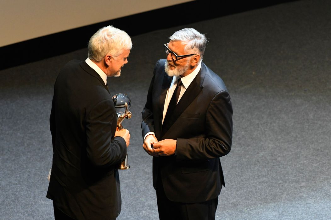 Herec Tim Robbins si prevzal cenu od prezidenta festivalu Jiřího Bartošku