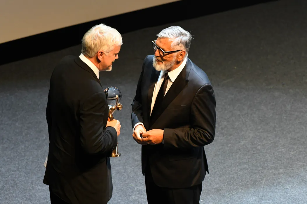Herec Tim Robbins si prevzal cenu od prezidenta festivalu Jiřího Bartošku