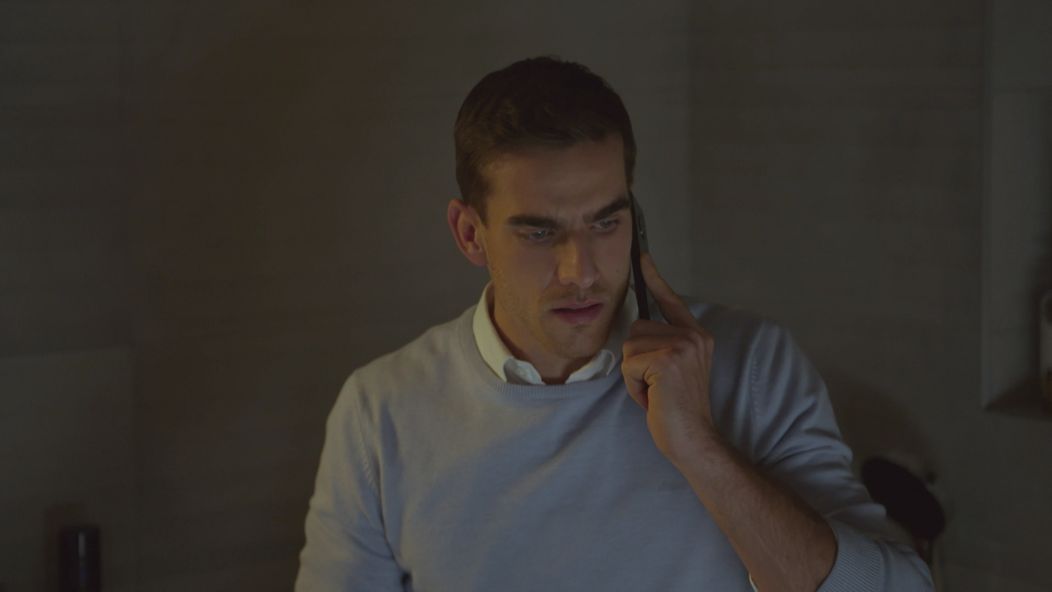 Martin (Adam Baryd) telefonuje s Luciou