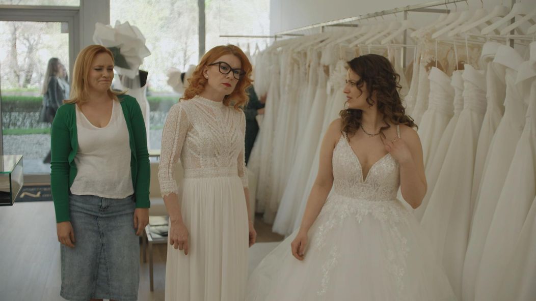 Beáta s Naďou a Kvetkou vyberá svadobné šaty