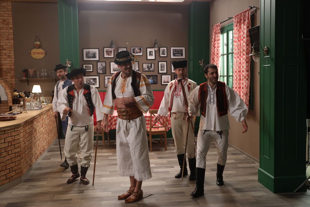 Oteckovia ako folklórni tanečníci