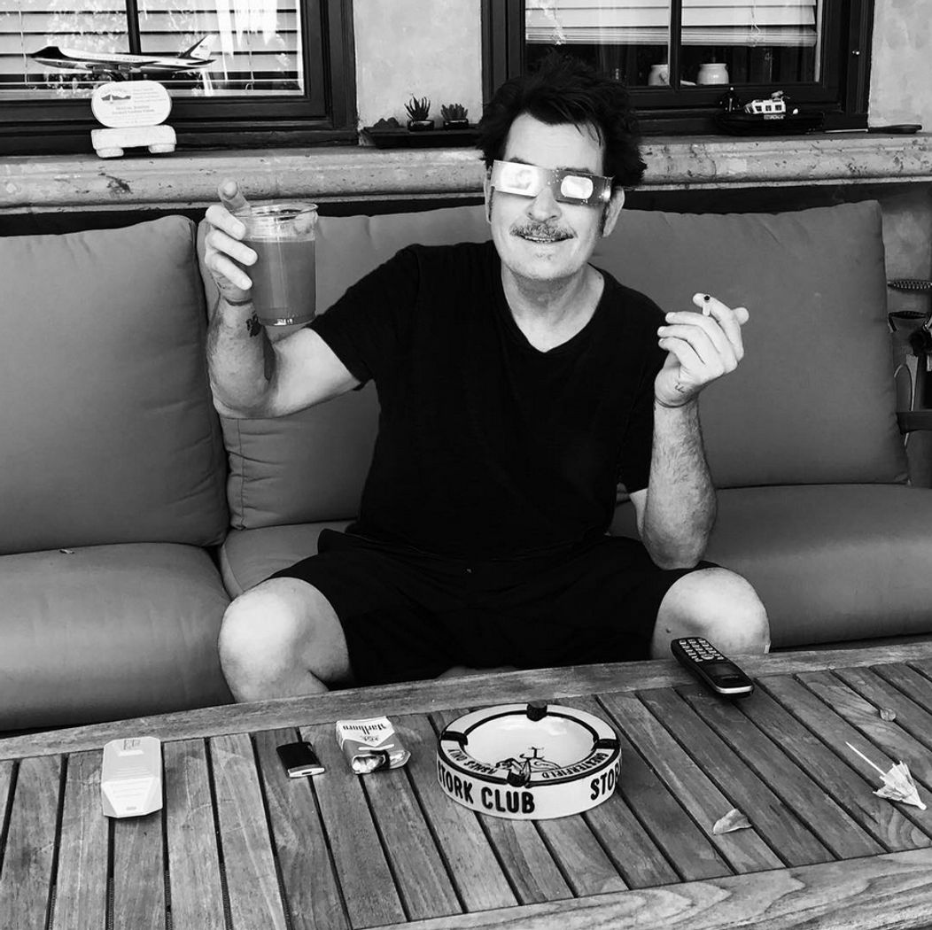 Charlie Sheen sledoval v štýle jemu vlastnom